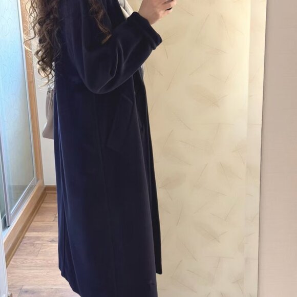 An exquisite Max Mara cashmere coat. Double-breasted design with a belt. - Picture 3 of 12